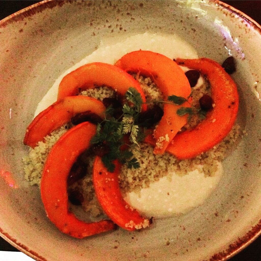 Amo cuando elijo bien la comida ! 
Cous cous con calabaza y salsa de yogurt! ...