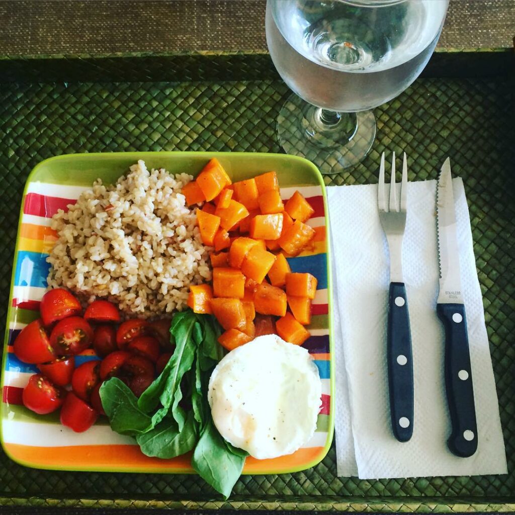 No tenía mucho en casa pero salió este maga rico almuerzo ! 
 arroz yamanicheery...