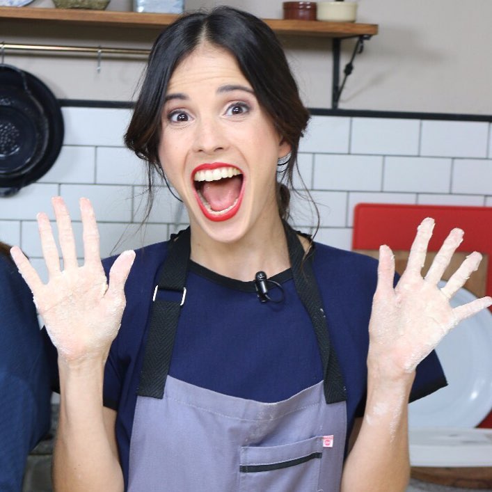 Bueeeenas!!!! Hola a todos!!!!  Una pequeña amante de la cocina! Esa soy yo!  Us...