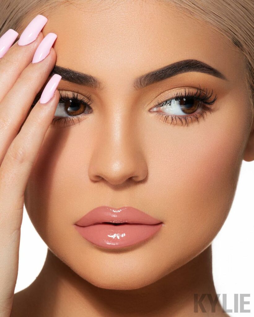 HIGH GLOSS  This Thursday! Wearing shade DIVA! @kyliecosmetics...