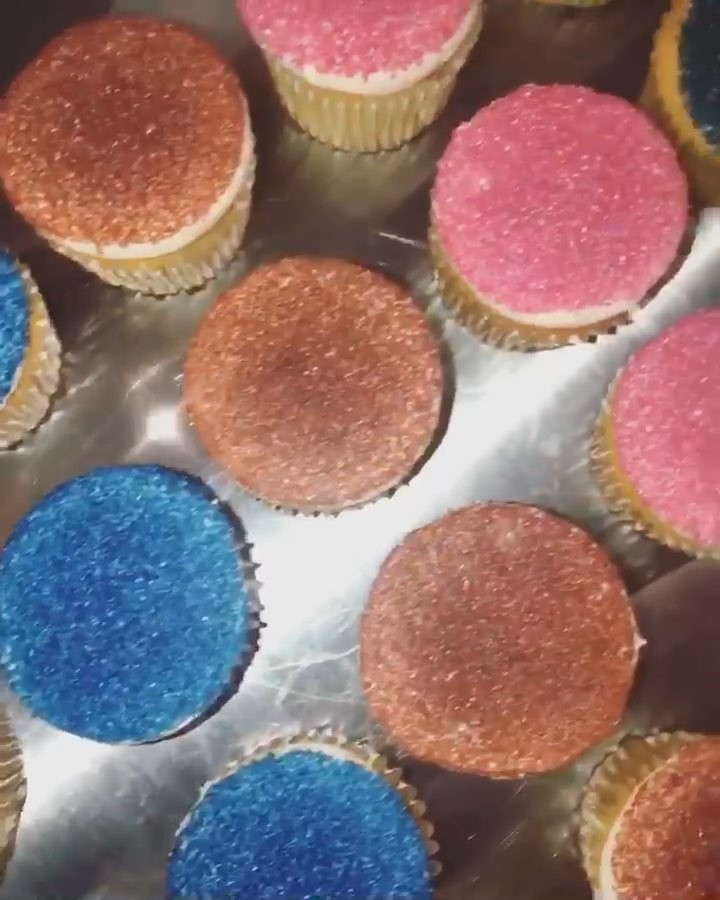 Flashing Lights cupcakes by @butterloveandhardwork Thank you! @kkwbeauty Shadows...
