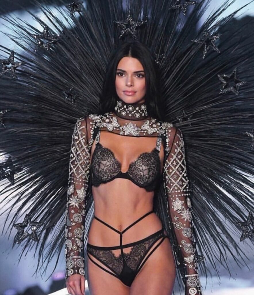 It never gets old seeing my sister walk the runway for @victoriassecret She’s so...