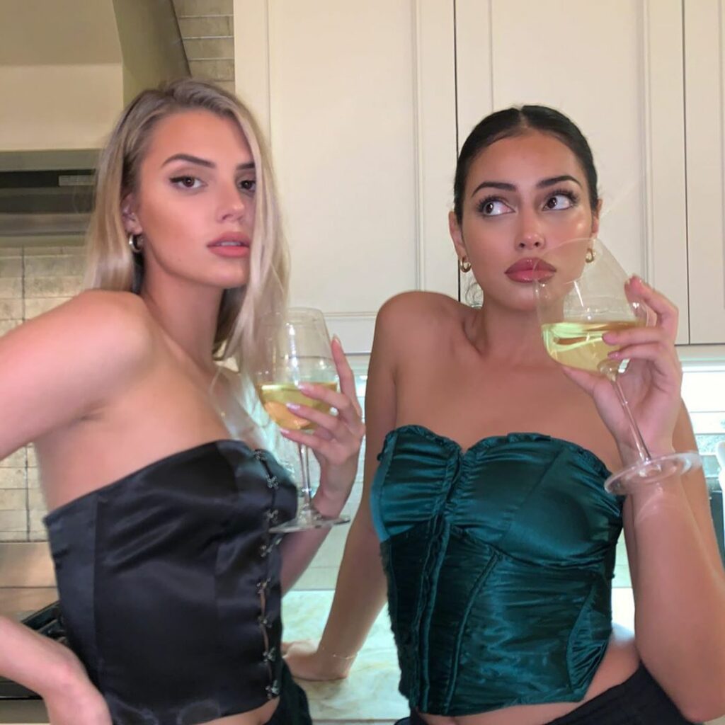 trying to pay Alissa to be my nye kiss @alissaviolet @superdown...