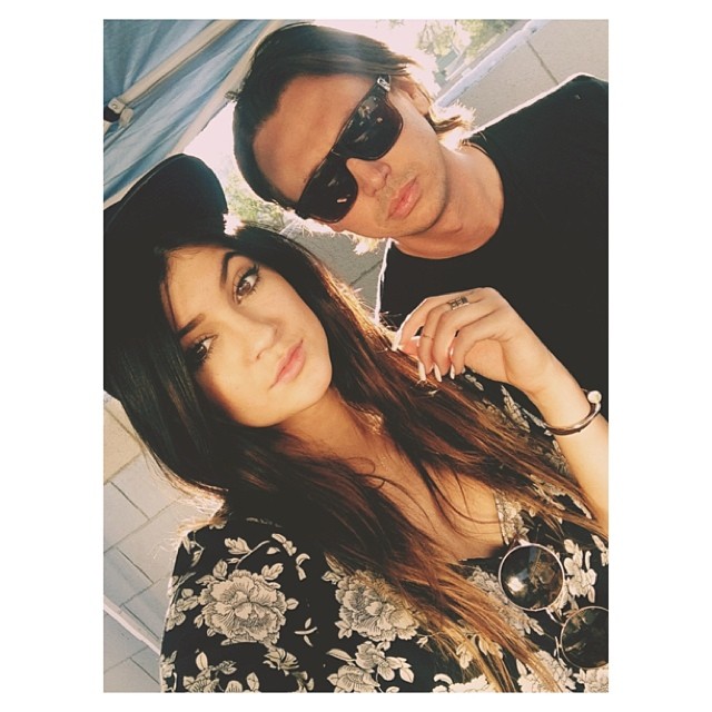 Showin em how this yard sale is supposed to be done @jonathancheban...