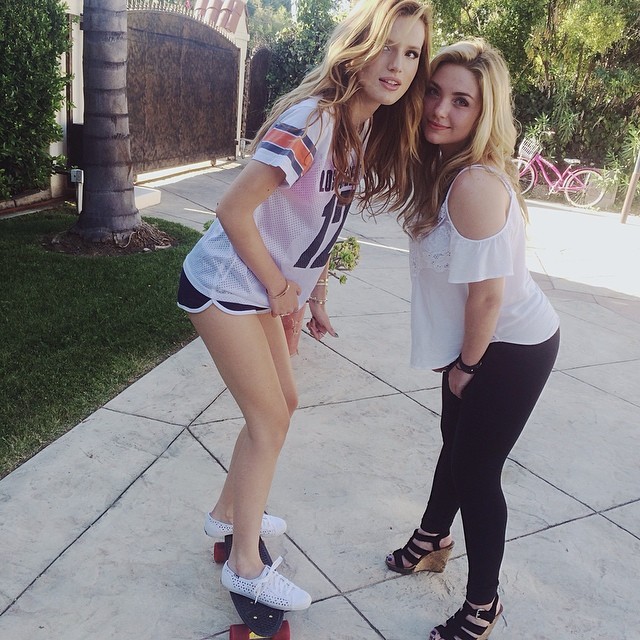 Вика тураева. Эта девушка и ее личные. Катя брукс. Эта девушка и ее личные. Девушка боком.