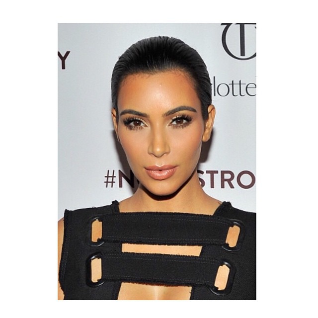 Tonights glam @makeupbymario bronzy peaches & cream make up. Sleek slicked bun @...