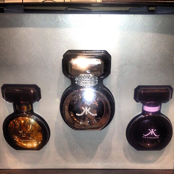 Look at this cute mini fragrance set from @kardashiankhaos...