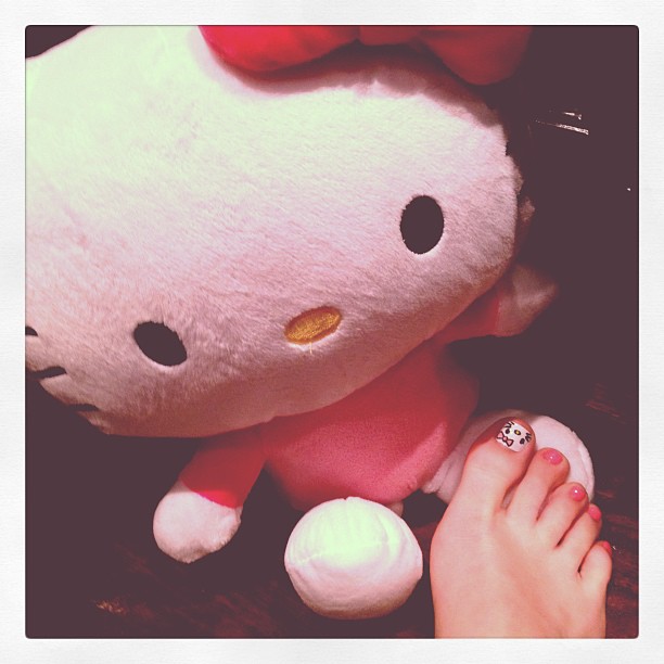 hello kitty on my toes! ...