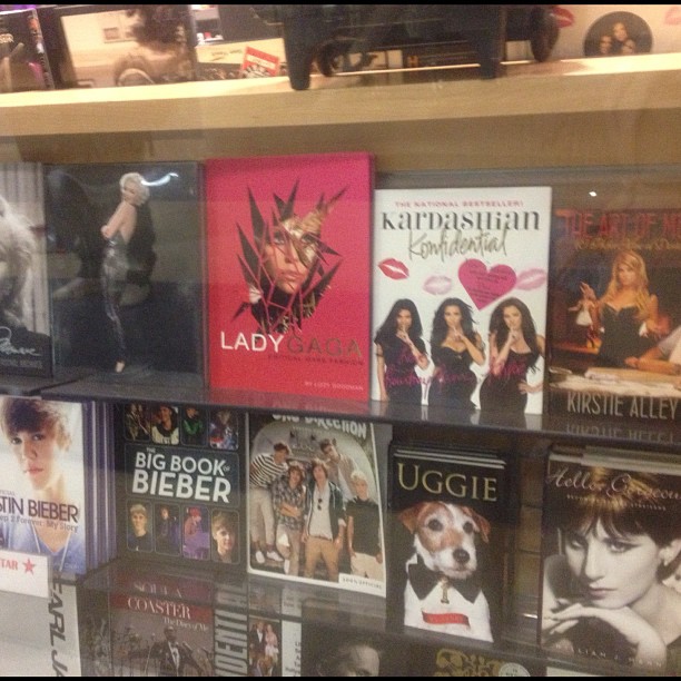 Look what I saw at the airport #KardashianKonfidential...