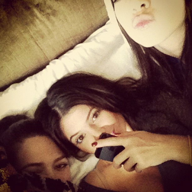How many people can we fit into one bed? @kendallnjenner @kylieejennerr...
