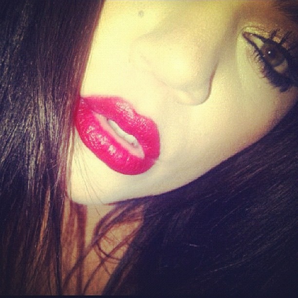 Lips red as blood, hair black as night, bring me your heart, my dear, dear Snow ...