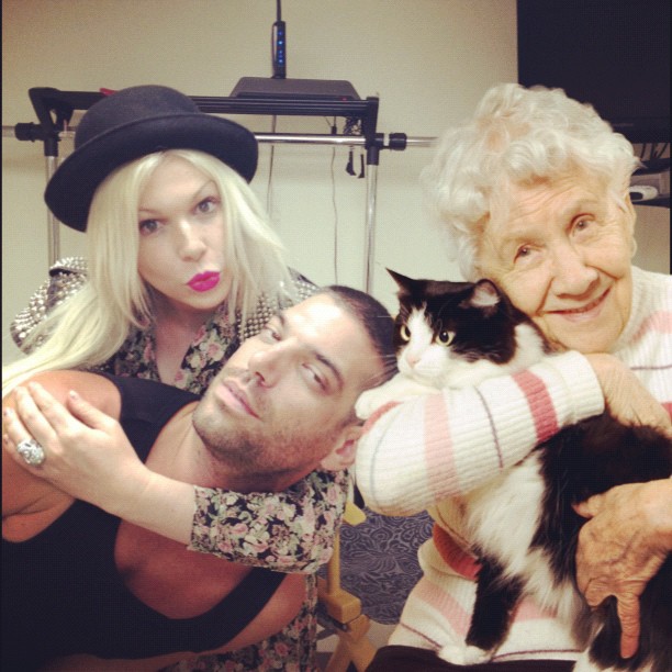 Omg why is this puss copying @joycebonelli @robscheppy pose! Stalker!!...