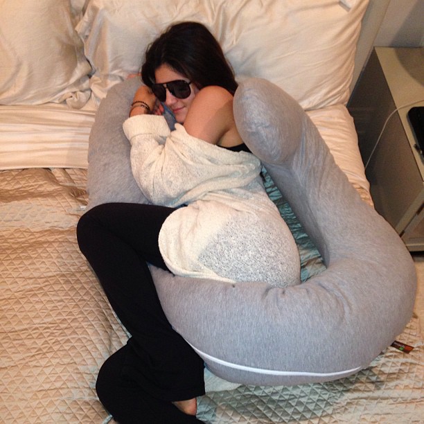Look who stole my pregnancy pillow now @kyliejenner...
