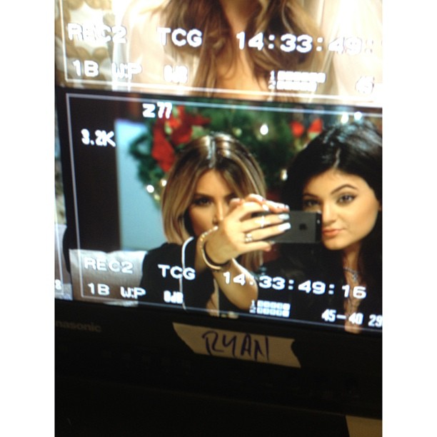#SelfiesOnSet @kyliejenner...