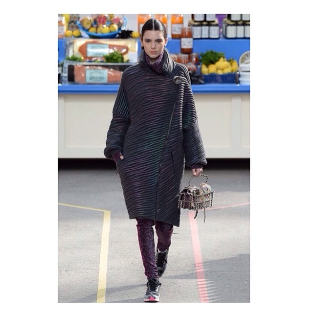 WOW @kendalljenner walking in the Chanel show!!! We all set out alarms to watch ...