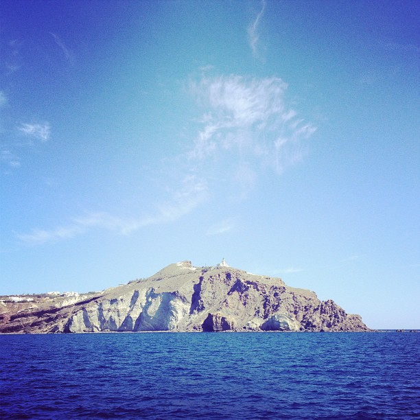 Little palace on the cliff. #santorini...