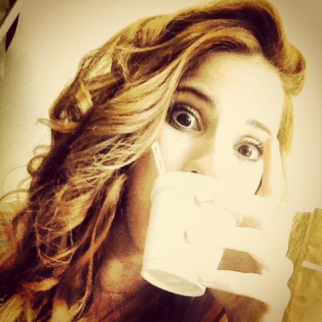 Momento de café para levantar este día gris !!! Eiiii hoy un videito nuevo en mi...