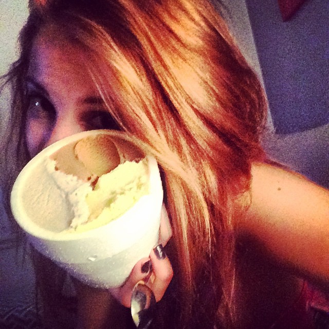 Dicen que para curar la muela helado! Y me tapo un poco Xq anda hinchado! Ja si ...