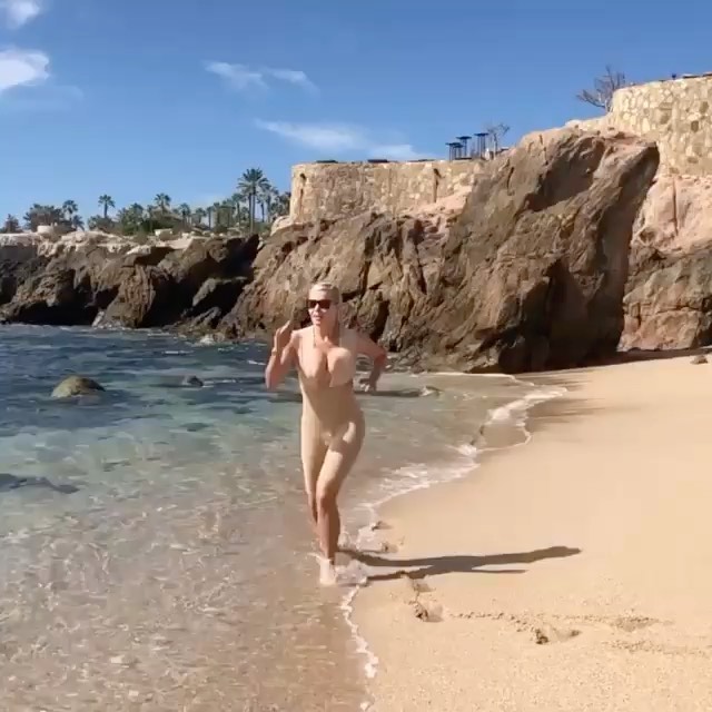 OMG  @chelseahandler on the beach in Cabo this weekend!!!! Chelsea is wearing @s...