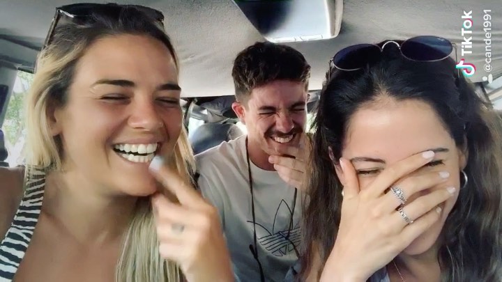 Los ! Así nos divertimos un día Común con @micavazquezok @facugamba 
Se puso de ...