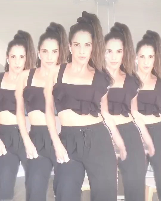 Hoy estaba medio en una así que convoque a las pibas a bailar un rato!!! 
Aunque...