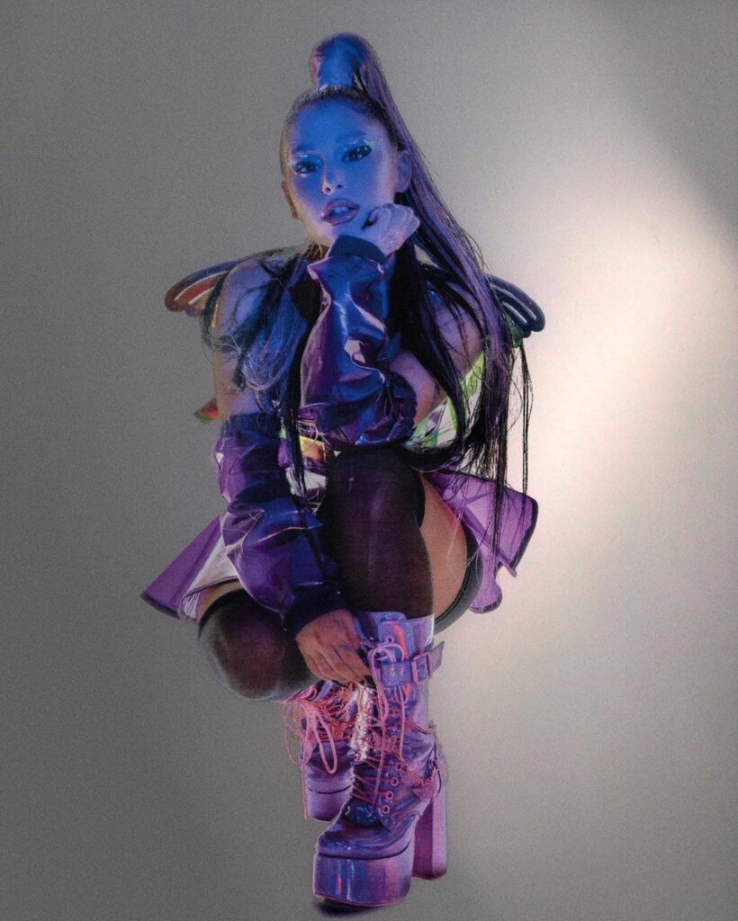 Ariana Grande: rain on me @ladygaga out now music video tomorrow at ten am pst / one pm est
… rain on me @ladygaga out now music video tomorrow at ten am pst / one pm est
...