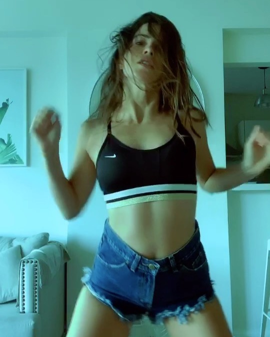 Motivada para hoy sábado menear en el living de casa !  Así seguimos! Paciencia ...