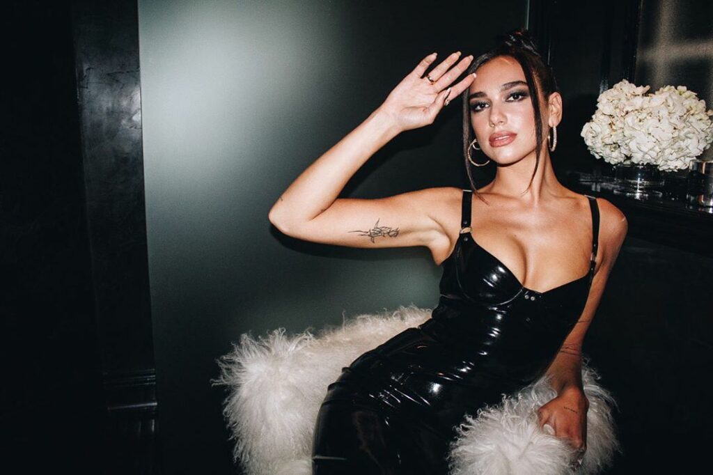 I’m the guest host for @jimmykimmellive TONIGHT!! Interviewing my queen @gwenste...