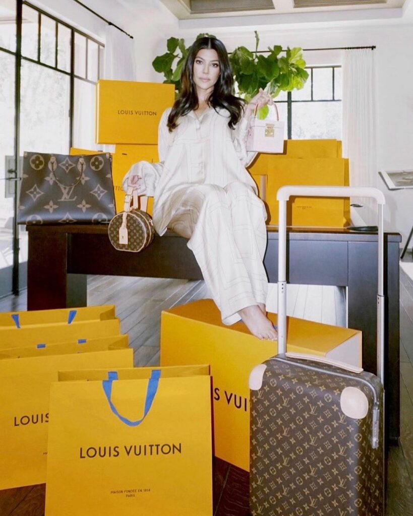  Hey everyone!  Who wants a $20k USD preloaded VISA  + the 4 luxury bags picture...