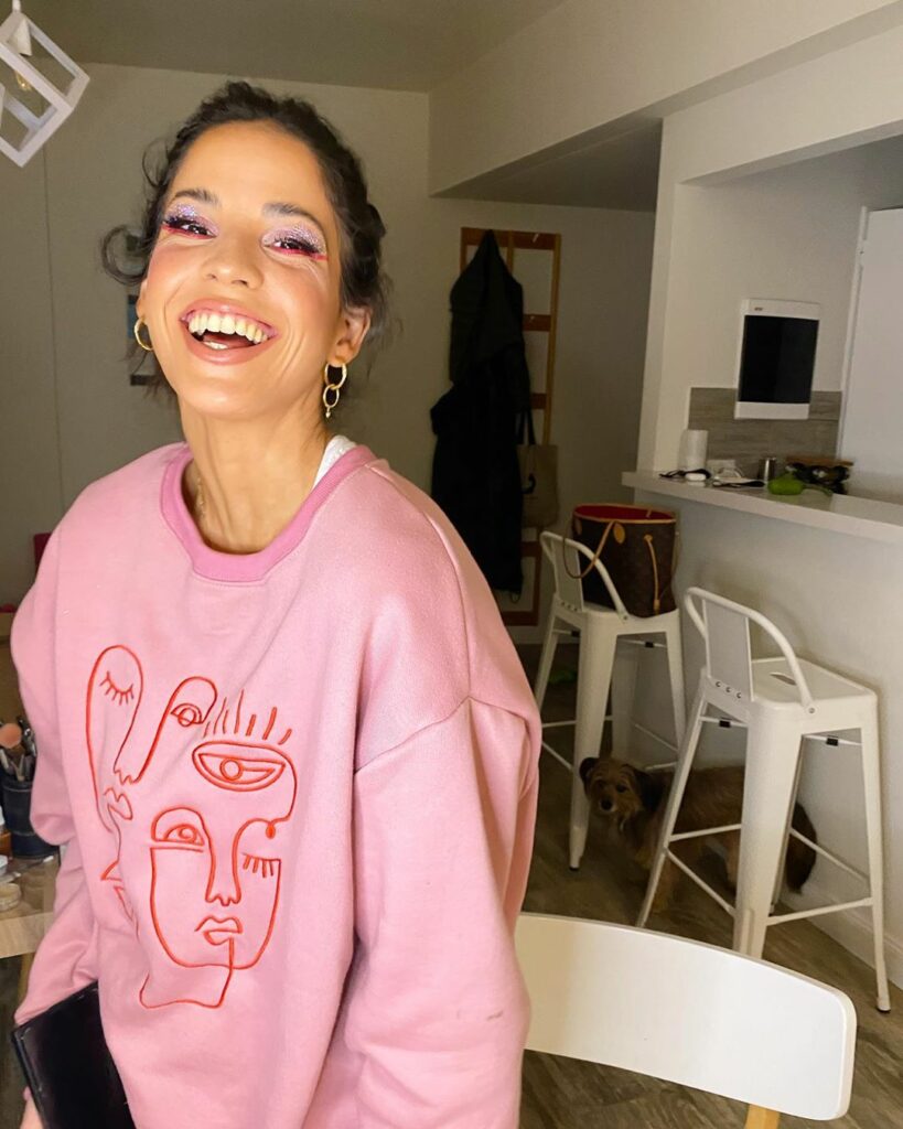 Sonrisa , beso, seria  todos los estados en mi 
Feliz martes para todes 
Make up...