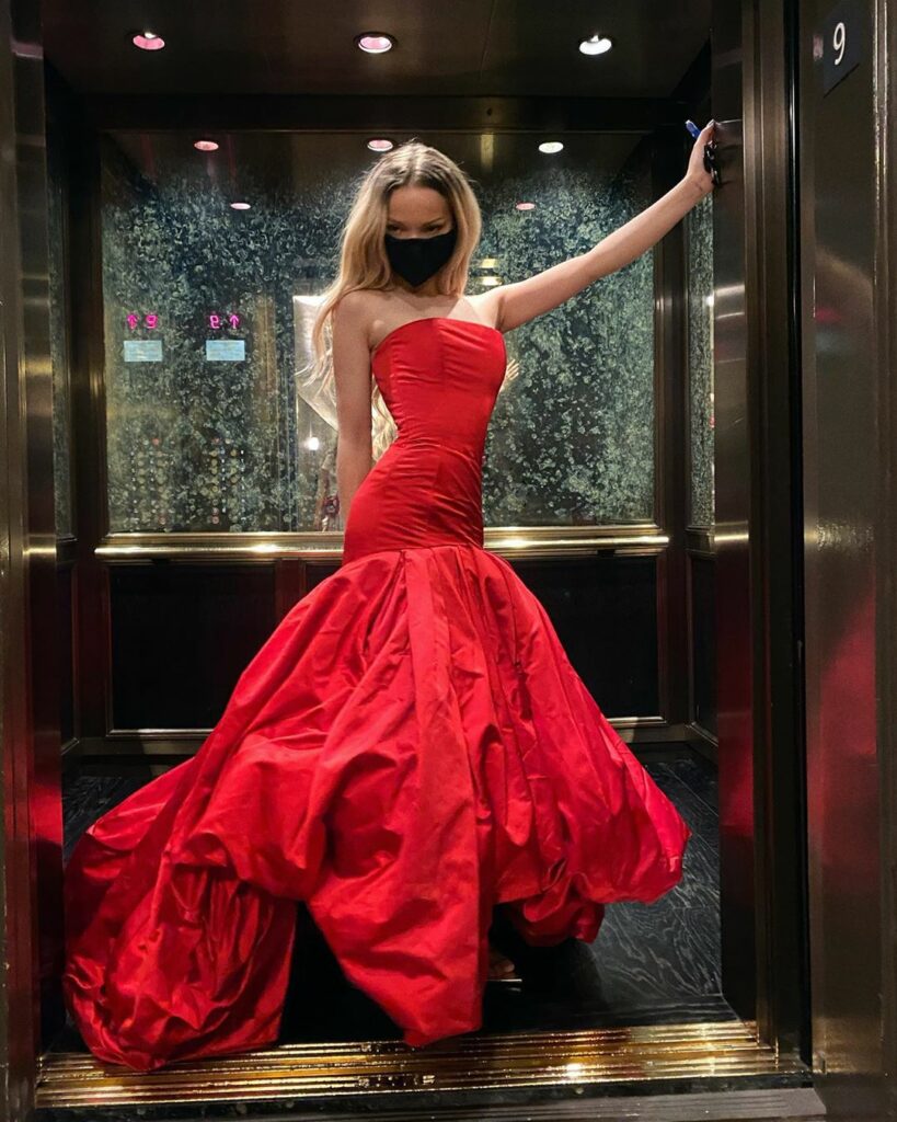 wear  your  damn mask even  while  wearing  your  @oscardelarenta  ballgown...