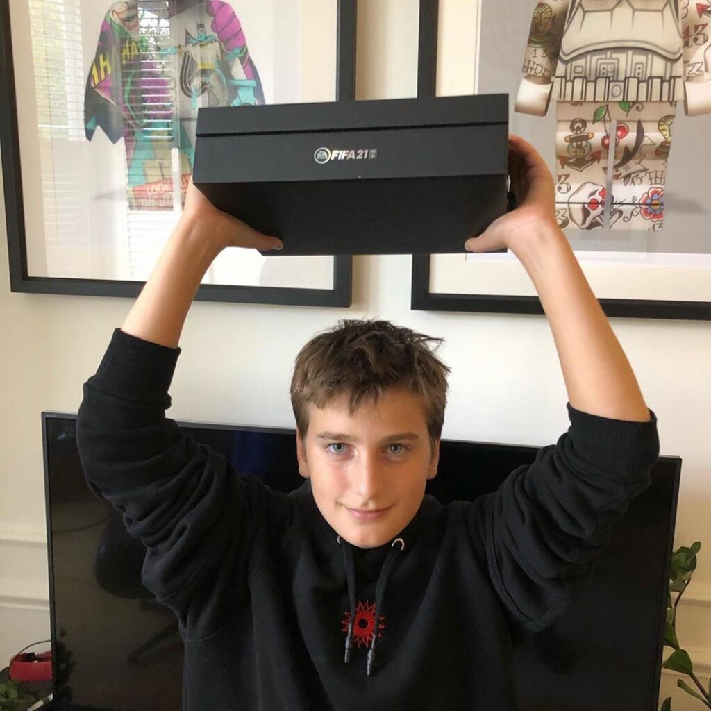 Come back to my Facebook page at 7PM BST for a special performance of 2 Future N...