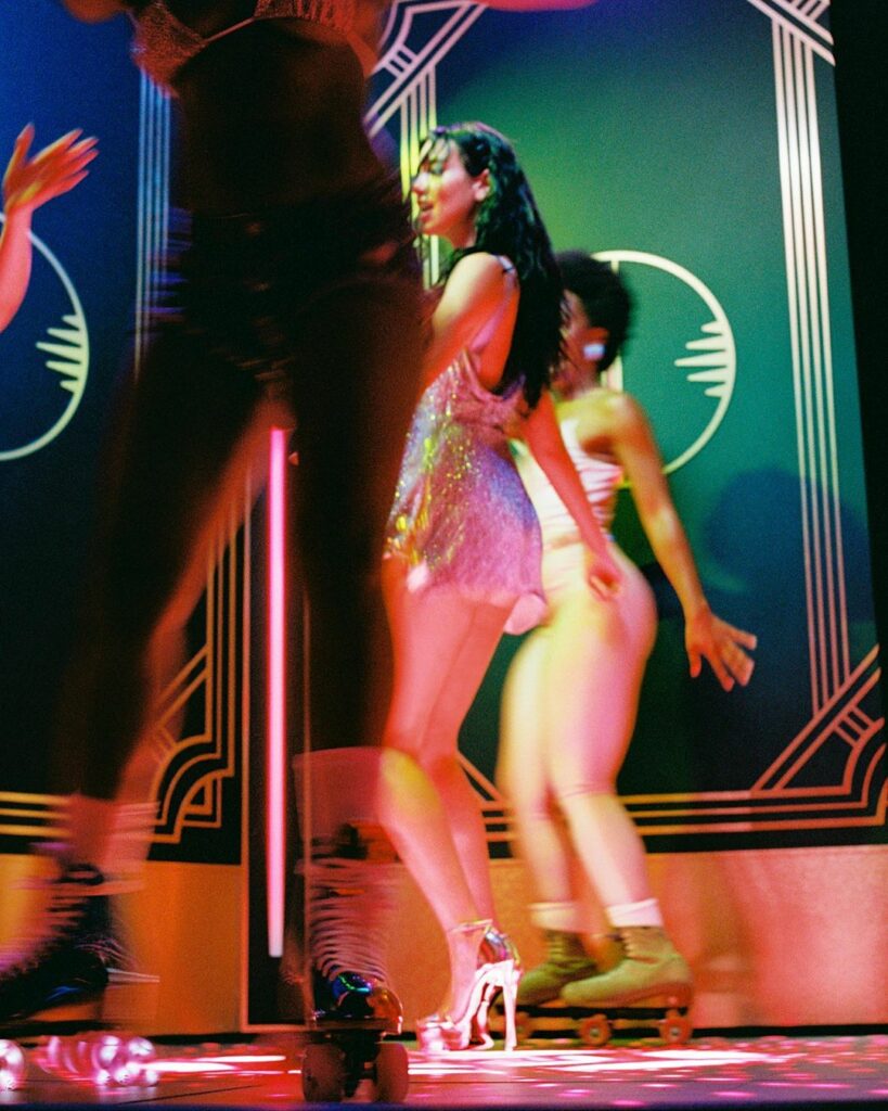 𝒢𝓁𝒾𝓉𝓉𝑒𝓇 𝒾𝓃 𝓉𝒽𝑒 𝓈𝓀𝓎... 𝑔𝓁𝒾𝓉𝓉𝑒𝓇 𝒾𝓃 𝓂𝓎 𝑒𝓎𝑒𝓈...