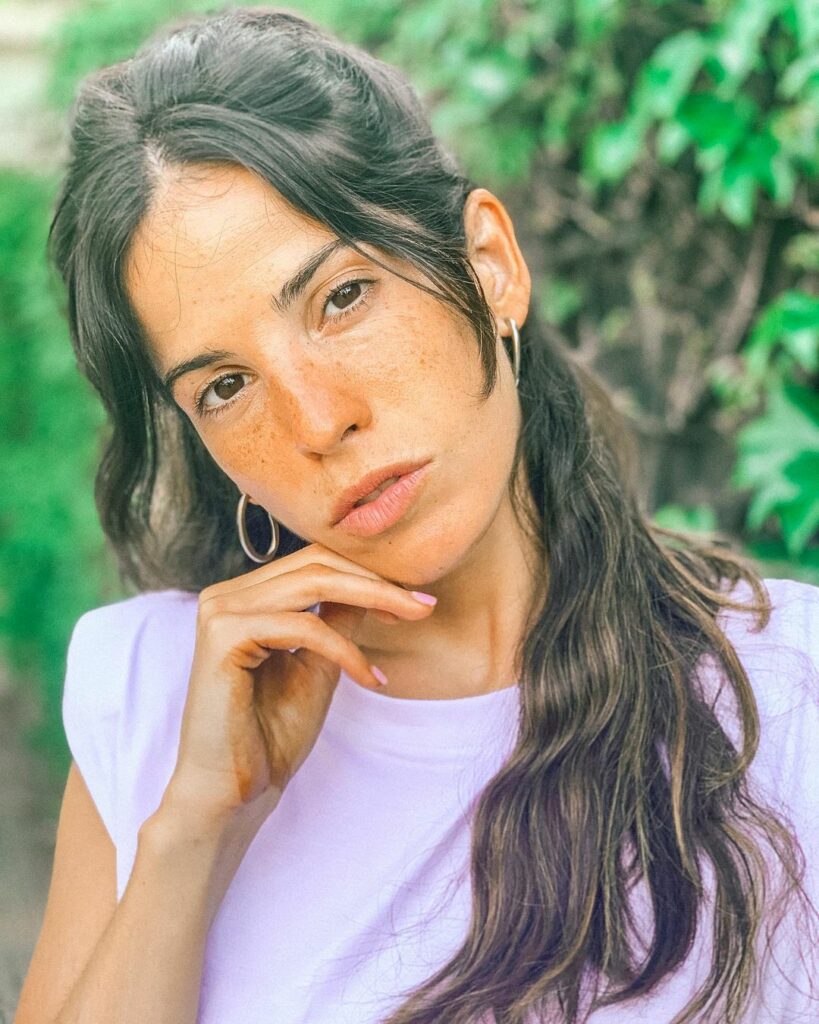 V i e r n e s  
Ayer grabamos nuestro primer tema con la veci, y no puedo más de...