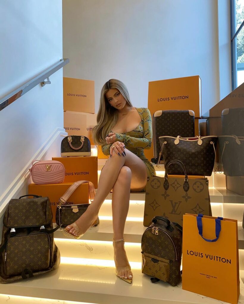 #Ad  Who wants to WIN a $70,000 USD preloaded VISA  + all the LUXURY bags pictur...
