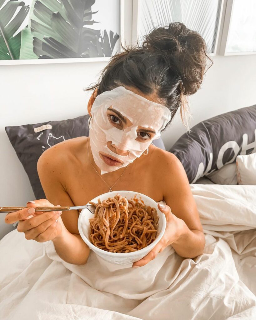 Decime si el día no está ideal para  en la cama y mascarilla con Ácido hialuroni...
