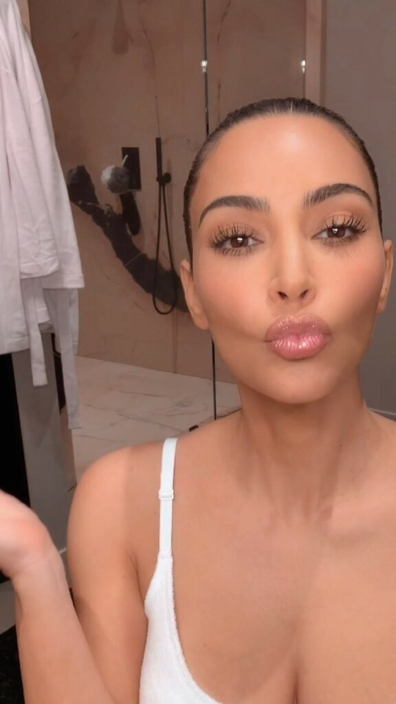 I’m going to show you guys step-by-step how I do my 5-minute no-makeup makeup lo...