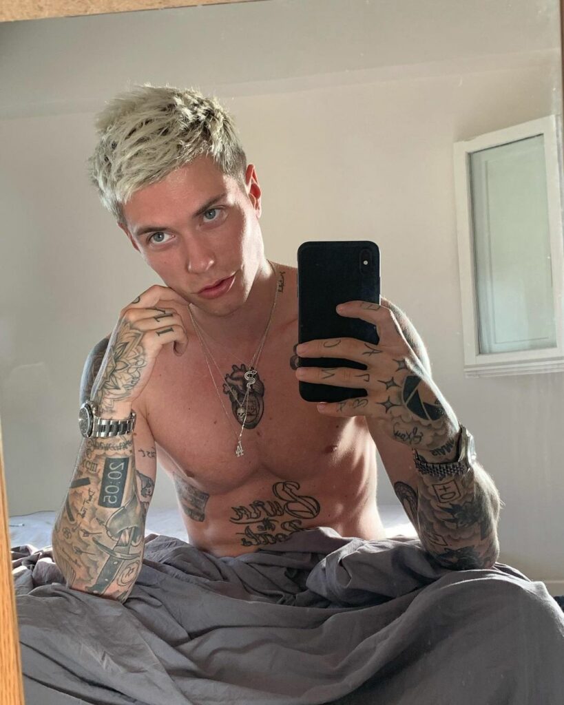 Bella Thorne: Happy birthday to my forever @b3nm
I’m so proud of the person u have become and … Happy birthday to my forever @b3nm
I’m so proud of the person u have become and ...