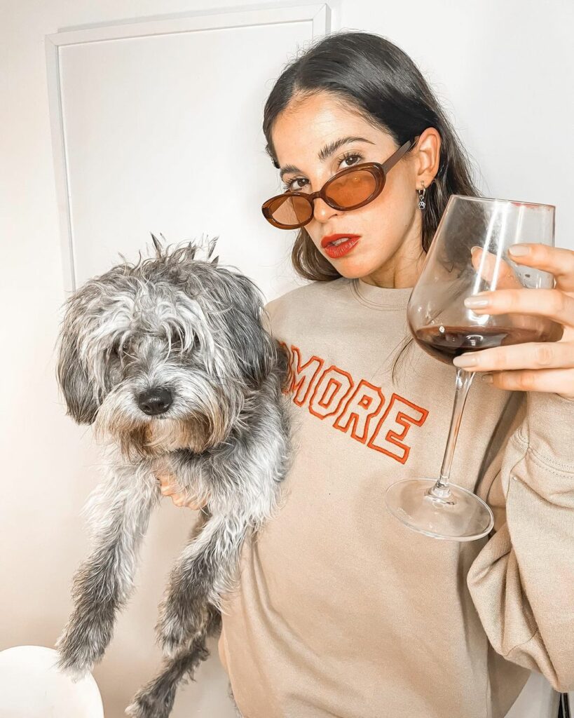 Secuencia de amor 
Ella piensa que es un perro pequeño pero no lo es ! @almendra...