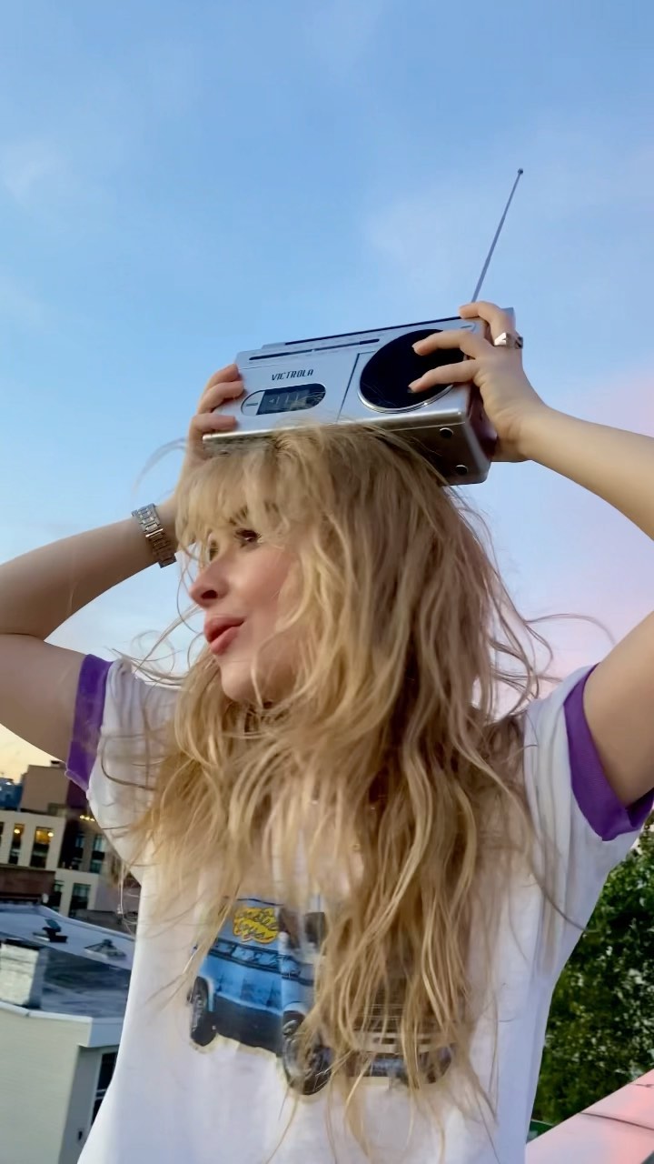 Sabrina Carpenter: skinny dipping... - INBELLA