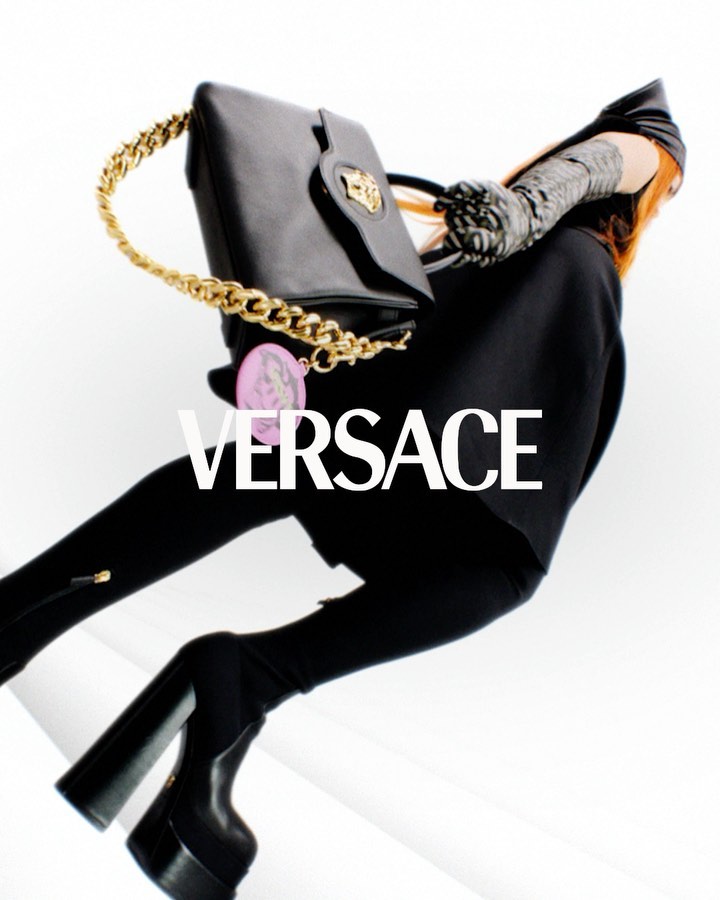★・・・・★VERSACE ★・・・・★
all hail fashion mother @donatella_versace !!!! grazie mill...