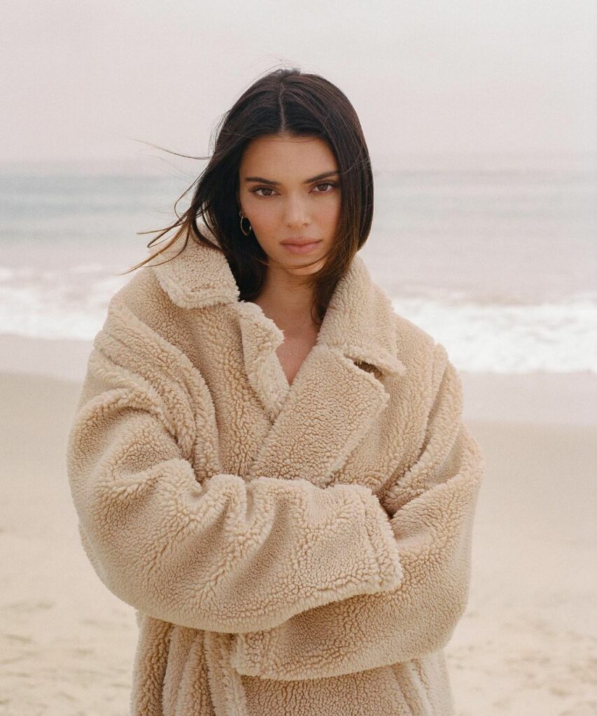soooo cozy in this new @alo 

#aloyogapartner...