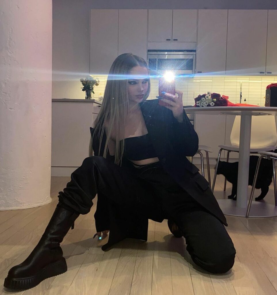 put her in your movie . . will that make her real  ▔▁●‿●▁/▔...