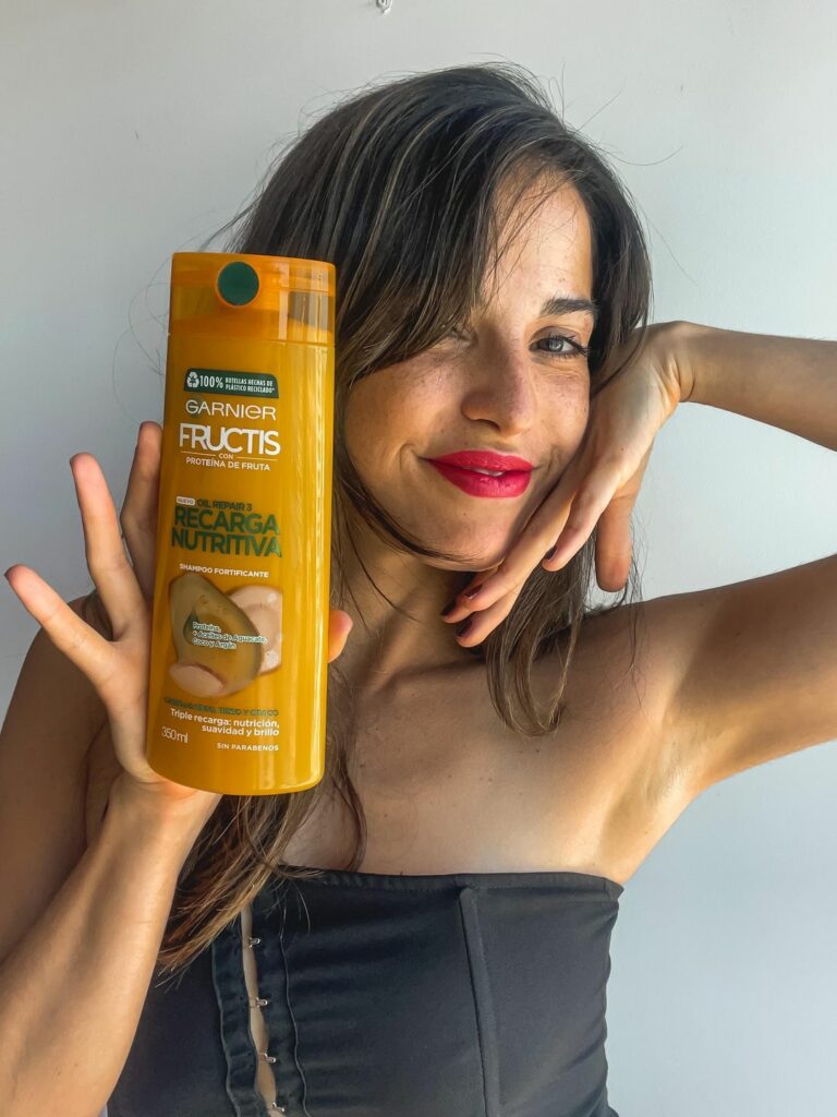 Acá estoy yo mostrándote como empecé  a usar el nuevo Fructis Recarga Nutritiva ...