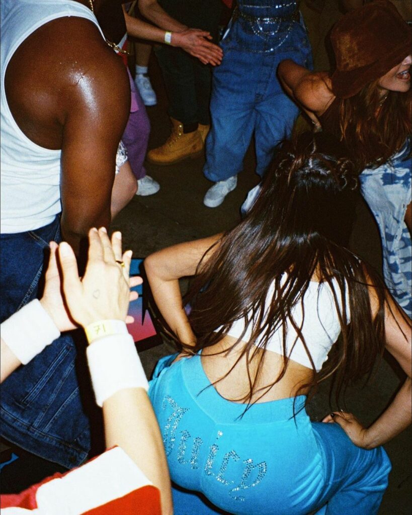 HAY AMOR EN TODOS LADOS. SIGUE SIGUE SIGUE BAILANDO...