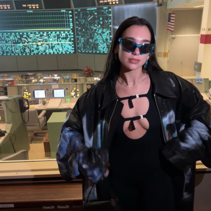 HOUSTON, GET IN WE’RE GOING 2 MARS!!!...