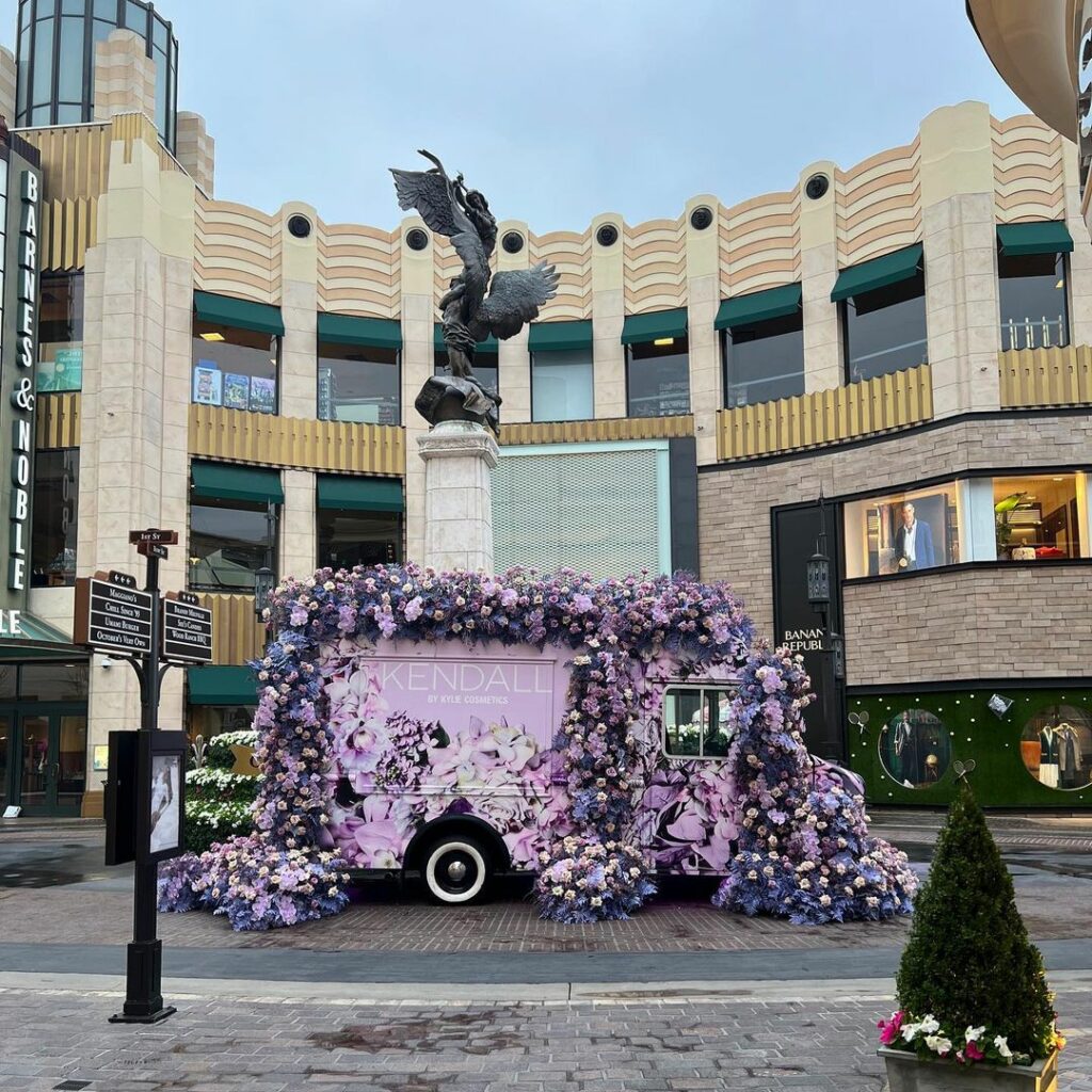 brought the @kylietruck to @thegrovela to celebrate the Kendall x Kylie collecti...