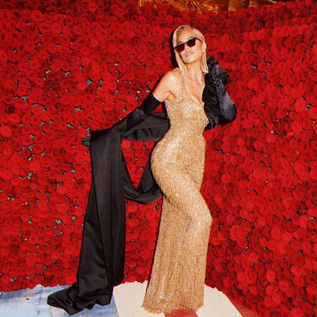 Roses are Red 
 @hunterabrams
@vogue...