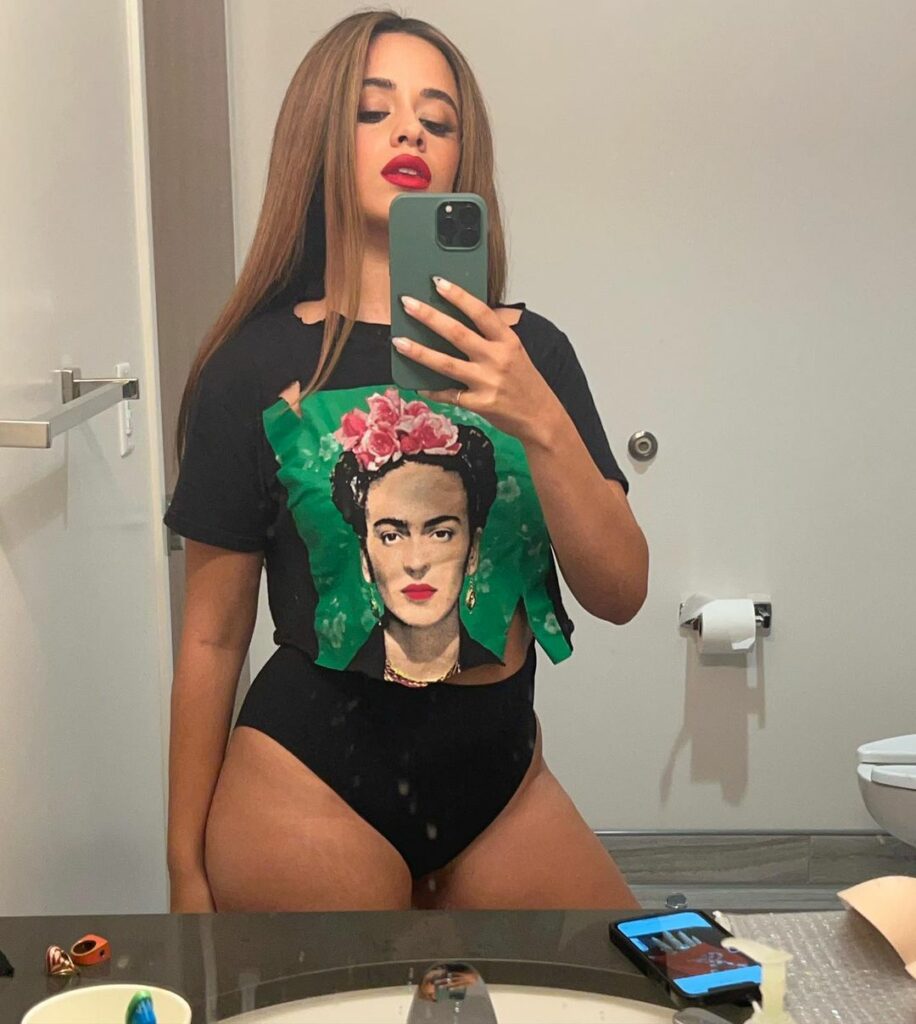 “i paint flowers so they will not die.” - frida

(I know u naughty bitches r gon...