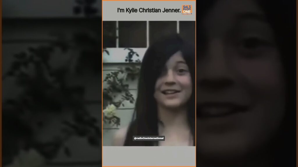 Kendall Jenner & kylie Jenner introducing their names 😍